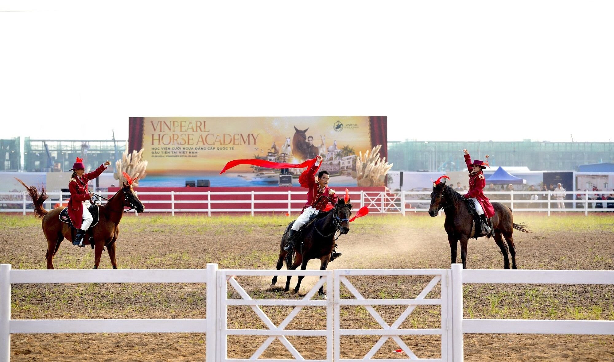 hoc vien cuoi ngua hoang gia