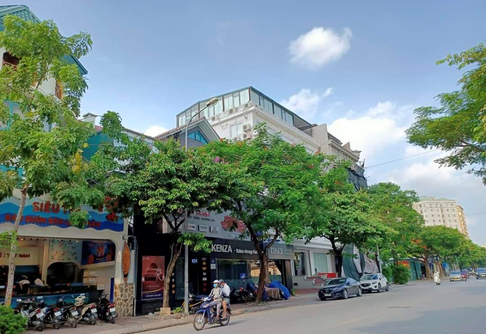 Phố Trần Kim Xuyến là một trong những trục đường quan trọng tại quận Cầu Giấy