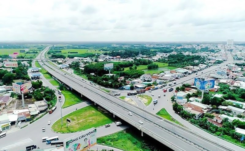 Onehousing image Cập nhật thị trường đất nền Đồng Nai mới nhất với cơ hội đầu tư hấp dẫn. Tìm hiểu chi tiết về giá cả và tiềm năng phát triển của đất nền tại các khu vực trọng điểm. Thị trường đất nền Đồng Nai đang chứng kiến sự tăng trưởng mạnh mẽ, đặc biệt tại các khu vực như Long Thành và Nhơn Trạch. Với hạ tầng giao thông đồng bộ, sân bay quốc tế Long Thành sắp hoàn thành và nhu cầu đầu tư ngày càng tăng cao, đất nền Đồng Nai trở thành tâm điểm thu hút dòng vốn lớn từ các nhà đầu tư. Bài viết dưới đây sẽ cập nhật tình hình thị trường đất nền Đồng Nai mới nhất. Giới thiệu chung về thị trường đất nền Đồng Nai Đồng Nai là một tỉnh nằm ở vùng Đông Nam Bộ, Việt Nam, có vị trí địa lý chiến lược khi giáp ranh với TP.HCM và Bình Dương. Với hệ thống cơ sở hạ tầng phát triển, bao gồm các tuyến đường cao tốc như Long Thành - Dầu Giây, Quốc lộ 1A và sân bay quốc tế Long Thành đang được xây dựng, Đồng Nai đang trở thành một điểm đến hấp dẫn cho các nhà đầu tư bất động sản. Quy hoạch đô thị của tỉnh cũng được chú trọng, với nhiều khu công nghiệp và khu đô thị mới đang được phát triển, tạo tiềm năng lớn cho thị trường đất nền. Dự án Sân bay quốc tế Long Thành (Ảnh: Báo Tuổi Trẻ) Đồng Nai bao gồm nhiều quận, huyện có tiềm năng phát triển bất động sản lớn như: Thành phố Biên Hòa: Là trung tâm hành chính và kinh tế của tỉnh, Biên Hòa có nhiều dự án đất nền hấp dẫn nhờ vào vị trí thuận lợi và cơ sở hạ tầng hoàn thiện. Huyện Long Thành: Nổi bật với dự án sân bay quốc tế Long Thành, khu vực này đang thu hút nhiều nhà đầu tư với các dự án đất nền quy mô lớn. Huyện Nhơn Trạch: Với vị trí gần TP.HCM và các khu công nghiệp lớn, Nhơn Trạch là điểm đến lý tưởng cho các dự án đất nền. Huyện Trảng Bom: Được biết đến với các khu công nghiệp và khu đô thị mới, Trảng Bom cũng là một trong những khu vực phát triển mạnh mẽ của tỉnh. Thị trường đất nền Đồng Nai đóng vai trò quan trọng trong nền kinh tế địa phương và đáp ứng nhu cầu nhà ở ngày càng tăng. Với vị trí địa lý thuận lợi và cơ sở hạ tầng phát triển, đất nền Đồng Nai không chỉ là lựa chọn hàng đầu cho các nhà đầu tư mà còn là nơi lý tưởng để an cư lạc nghiệp. Sự phát triển của thị trường đất nền tại khu vực này đã góp phần thúc đẩy kinh tế, tạo việc làm và nâng cao chất lượng sống cho người dân. onehousing-quiz Cập nhật tình hình thị trường đất nền Đồng Nai mới nhất Thị trường đất nền Đồng Nai hiện đang cho thấy những dấu hiệu phục hồi đáng chú ý. Theo nguồn tin cập nhật từ website 09/2024, trong nửa đầu năm 2024 lượt tìm kiếm nhà đất Đồng Nai tăng 2% và lượng tin đăng bán bất động sản tăng 11% so với kỳ trước. Tuy nhiên, sự phục hồi này không đồng đều giữa các phân khúc. Thị trường đất nền tại Đồng Nai Onehousing image
Cập nhật thị trường đất nền Đồng Nai mới nhất với cơ hội đầu tư hấp dẫn. Tìm hiểu chi tiết về giá cả và tiềm năng phát triển của đất nền tại các khu vực trọng điểm.
Thị trường đất nền Đồng Nai đang chứng kiến sự tăng trưởng mạnh mẽ, đặc biệt tại các khu vực như Long Thành và Nhơn Trạch. Với hạ tầng giao thông đồng bộ, sân bay quốc tế Long Thành sắp hoàn thành và nhu cầu đầu tư ngày càng tăng cao, đất nền Đồng Nai trở thành tâm điểm thu hút dòng vốn lớn từ các nhà đầu tư. Bài viết dưới đây sẽ cập nhật tình hình thị trường đất nền Đồng Nai mới nhất.Giới thiệu chung về thị trường đất nền Đồng Nai
Đồng Nai là một tỉnh nằm ở vùng Đông Nam Bộ, Việt Nam, có vị trí địa lý chiến lược khi giáp ranh với TP.HCM và Bình Dương. Với hệ thống cơ sở hạ tầng phát triển, bao gồm các tuyến đường cao tốc như Long Thành - Dầu Giây, Quốc lộ 1A và sân bay quốc tế Long Thành đang được xây dựng, Đồng Nai đang trở thành một điểm đến hấp dẫn cho các nhà đầu tư bất động sản. Quy hoạch đô thị của tỉnh cũng được chú trọng, với nhiều khu công nghiệp và khu đô thị mới đang được phát triển, tạo tiềm năng lớn cho thị trường đất nền.Dự án Sân bay quốc tế Long Thành (Ảnh: Báo Tuổi Trẻ)Đồng Nai bao gồm nhiều quận, huyện có tiềm năng phát triển bất động sản lớn như:Thành phố Biên Hòa: Là trung tâm hành chính và kinh tế của tỉnh, Biên Hòa có nhiều dự án đất nền hấp dẫn nhờ vào vị trí thuận lợi và cơ sở hạ tầng hoàn thiện.
Huyện Long Thành: Nổi bật với dự án sân bay quốc tế Long Thành, khu vực này đang thu hút nhiều nhà đầu tư với các dự án đất nền quy mô lớn.
Huyện Nhơn Trạch: Với vị trí gần TP.HCM và các khu công nghiệp lớn, Nhơn Trạch là điểm đến lý tưởng cho các dự án đất nền.
Huyện Trảng Bom: Được biết đến với các khu công nghiệp và khu đô thị mới, Trảng Bom cũng là một trong những khu vực phát triển mạnh mẽ của tỉnh.
Thị trường đất nền Đồng Nai đóng vai trò quan trọng trong nền kinh tế địa phương và đáp ứng nhu cầu nhà ở ngày càng tăng. Với vị trí địa lý thuận lợi và cơ sở hạ tầng phát triển, đất nền Đồng Nai không chỉ là lựa chọn hàng đầu cho các nhà đầu tư mà còn là nơi lý tưởng để an cư lạc nghiệp. Sự phát triển của thị trường đất nền tại khu vực này đã góp phần thúc đẩy kinh tế, tạo việc làm và nâng cao chất lượng sống cho người dân.onehousing-quizCập nhật tình hình thị trường đất nền Đồng Nai mới nhất
Thị trường đất nền Đồng Nai hiện đang cho thấy những dấu hiệu phục hồi đáng chú ý. Theo nguồn tin cập nhật từ website 09/2024, trong nửa đầu năm 2024 lượt tìm kiếm nhà đất Đồng Nai tăng 2% và lượng tin đăng bán bất động sản tăng 11% so với kỳ trước. Tuy nhiên, sự phục hồi này không đồng đều giữa các phân khúc.Thị trường đất nền tại Đồng Nai