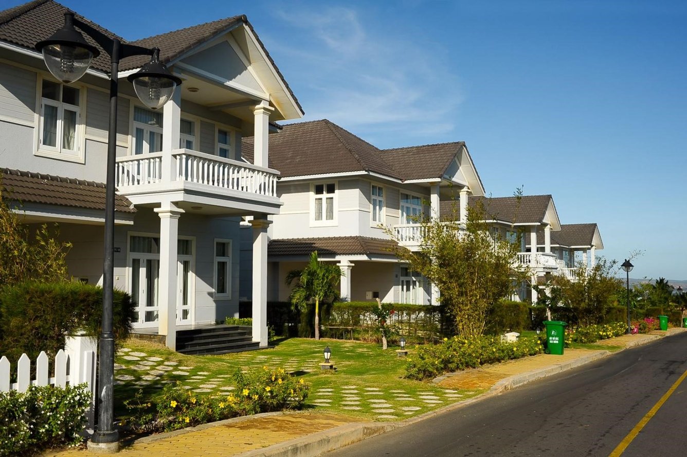 Tuỳ thuộc vào tiêu chí của từng gia đình mà bạn có thể lựa chọn mua nhà xây sẵn hoặc mua đất xây nhà