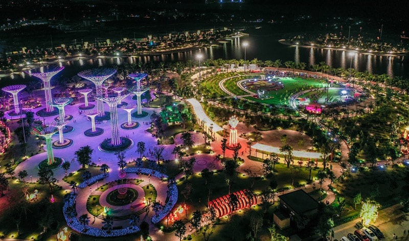 Công viên ánh sáng của Vinhomes Grand Park rực rỡ về đêm