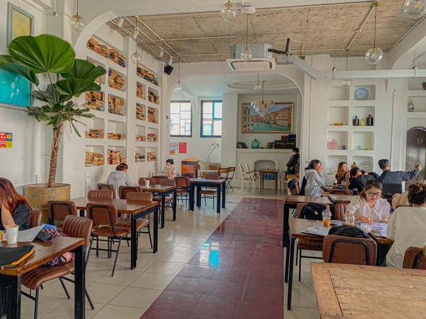 Không gian tràn ngập ánh sáng ở Bamos Coffee 