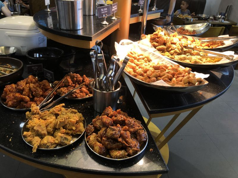 Quầy line thức ăn tại nhà hàng Dookki